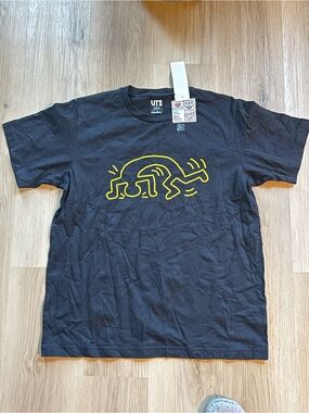 Uniqlo Black Short‑Sleeve T‑Shirt with Yellow Graphic
